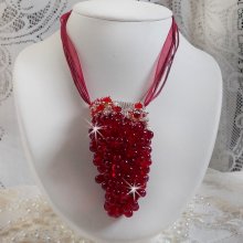 Pendant necklace Tendre Rouge with red glass drops, round faceted beads and pearly beads
